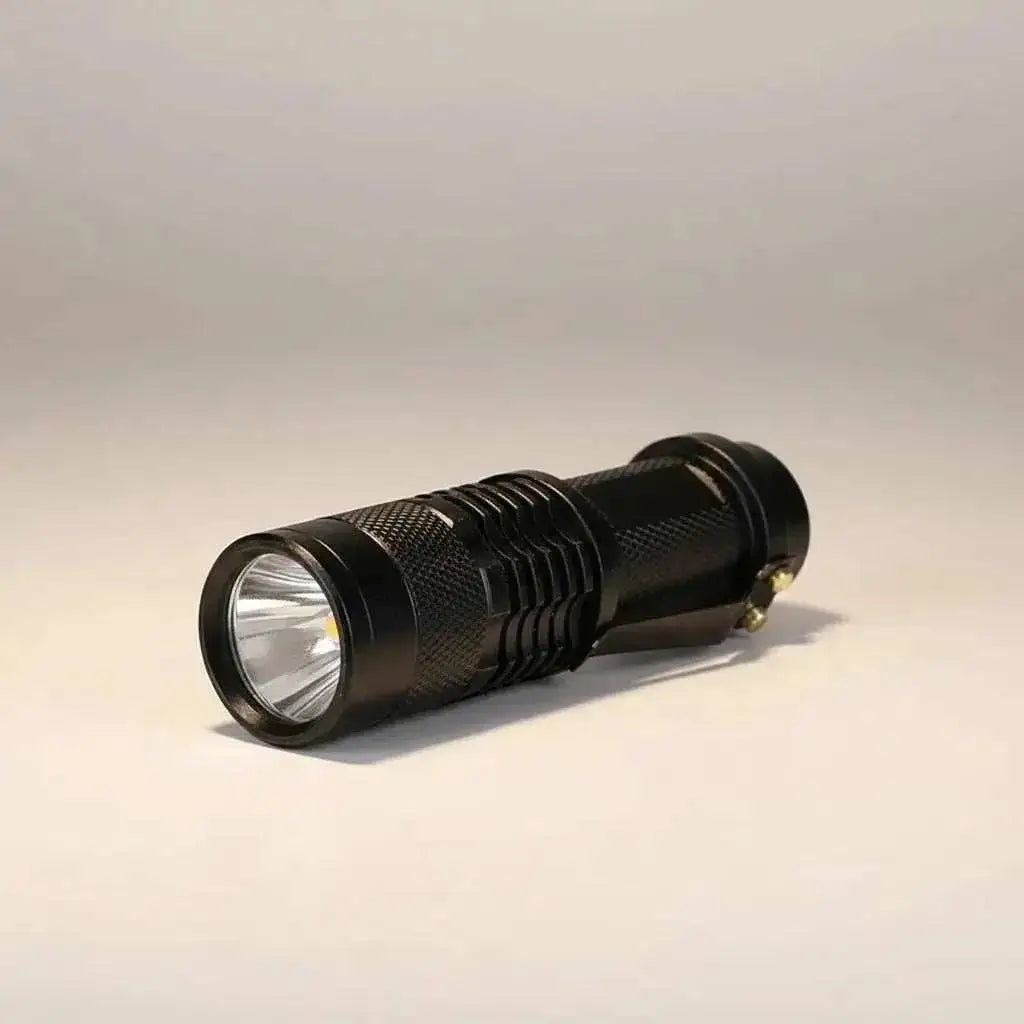 mała czarna latarka LED 9,5 cm z klipsem i pomarańczowym włącznikiem