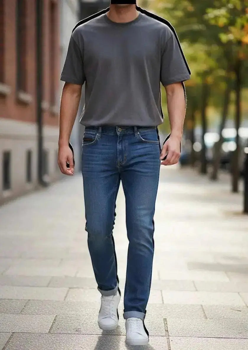Niebieskie męskie jeansy taktyczne i outdoorowe z elastycznego, wzmocnionego denimu, funkcjonalne i wygodne do aktywności na co dzień i w terenie.