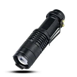 Mała czarna latarka LED 9,5 cm z pomarańczowym włącznikiem i metalowym klipsem do codziennego noszenia
